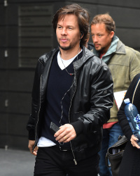 Mark Wahlberg - talking on his phone seen walking around New York City (December 14, 2014) - 19xHQ BNuir7JO
