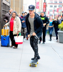 Justin Bieber - Justin Bieber - Skating in New York City (2014.12.28) - 41xHQ BRXFsyWv