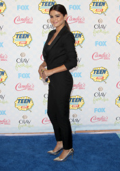 Selena Gomez - At the FOX's 2014 Teen Choice Awards, August 10, 2014 - 393xHQ C6a8VxQG