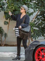 Kaley Cuoco - Out and about LA, 3 января 2015 (17xHQ) CccKh2ic