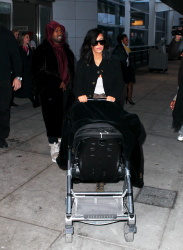 Kim Kardashian - At JFK Airport in New York City with Kanye West (2015. 02. 09) (44xHQ) D00Quxou
