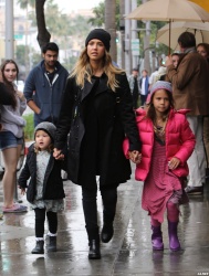 Jessica Alba - Shopping with her daughters in Los Angeles, 10 января 2015 (89xHQ) D2u8EV0C