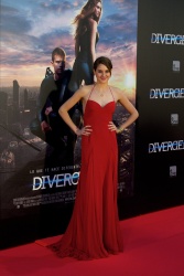 Shailene Woodley, Theo James - на премьере фильма 'Divergent' at Callao Cinema, Мадрид, 3 апреля 2014 (302xHQ) DocpRvY0