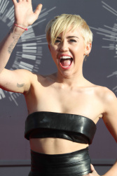 Miley Cyrus - 2014 MTV Video Music Awards in Los Angeles, August 24, 2014 - 350xHQ EYQZfZbf