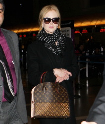 Nicole Kidman - Arriving at LAX airport in Los Angeles (2015.02.04.) (14xHQ) FW1BvSyj