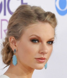 Taylor Swift - 2013 People's Choice Awards at the Nokia Theatre in Los Angeles, California - January 9, 2013 - 247xHQ Fk7gAKC5