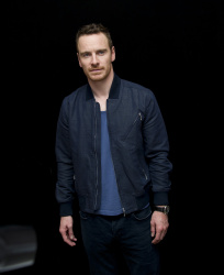 Michael Fassbender - X- Men: Days of Future Past press conference portraits by Magnus Sundholm (New York, May 9, 2014) - 25xHQ G1YqkXC5