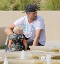 Josh Duhamel - Josh Duhamel - Park with his son in Santa Monica (2015.05.26) - 25xHQ GbdjTkcK