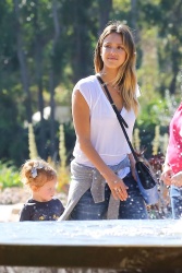 Jessica Alba - Jessica and her family spent a day in Coldwater Park in Los Angeles (2015.02.08.) (196xHQ) Gddva9kf