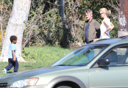 Sean Penn and Charlize Theron - enjoy a day the park in Studio City, California with Charlize's son Jackson on February 8, 2015 (28xHQ) H9JYBfHd