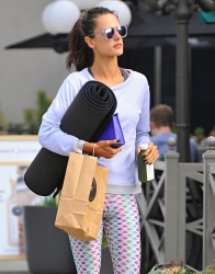 Alessandra Ambrosio - Out and about in Brentwood, 12 января 2015 (25xHQ) HbK0ZO8g
