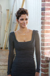 Halle Berry - Frankie & Alice press conference portraits by Vera Anderson, Hollywood, November 30, 2010) - 13xHQ I8l6fDGJ