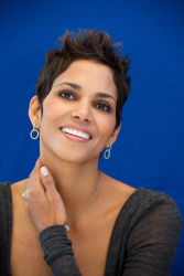 Halle Berry - Frankie & Alice press conference portraits by Vera Anderson, Hollywood, November 30, 2010) - 13xHQ J7dpiHwn