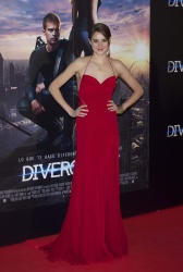 Theo James - Shailene Woodley, Theo James - на премьере фильма 'Divergent' at Callao Cinema, Мадрид, 3 апреля 2014 (302xHQ) JR95VeI8