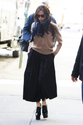 Victoria Beckham - Out and about in NYC - February 16, 2015 (13xHQ) JSRFUZTc
