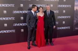 Shailene Woodley, Theo James - на премьере фильма 'Divergent' at Callao Cinema, Мадрид, 3 апреля 2014 (302xHQ) JSr1TO0a