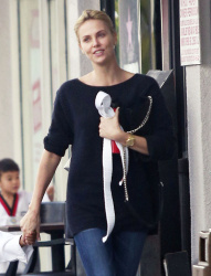 Charlize Theron - spotted taking her son Jackson to his karate class in Los Angeles, California on February 23, 2015 (15xHQ) JbyPsPc1