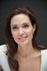 Angelina Jolie - Unbroken press conference portraits by Vera Anderson (New York, December 4, 2014) - 10xHQ JmuNzvlK