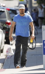 Josh Duhamel - Josh Duhamel - getting lunch to-go in Brentwood, California - March 7, 2015 - 9xHQ K99GFgpV