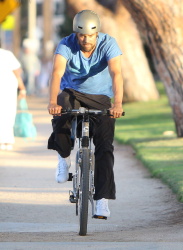Josh Duhamel - took his son Axl for a bike ride in Santa Monica - March 7, 2015 - 32xHQ KDnrAggi