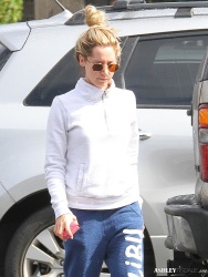 Ashley Tisdale - Stopping by a nail salon in Los Angeles - February 22, 2015 (14xHQ) KPCgMN0c