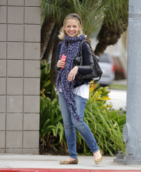 Sarah Michelle Gellar - out and about in Brentwood, 30 января 2015 (28xHQ) L2ctFEjW