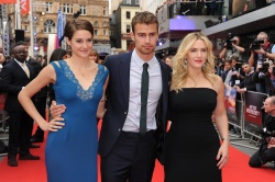 Theo James - Shailene Woodley, Kate Winslet, Theo James - на премьере фильма 'Divergent' at Odeon Leicester Square, Лондон, 30 марта 2014 (918xHQ) LI9dxyAg