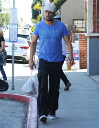 Josh Duhamel - Josh Duhamel - getting lunch to-go in Brentwood, California - March 7, 2015 - 9xHQ LR0Ihqhp