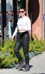 Rose McGowan - Out and about in LA, 17 января 2015 (30xHQ) LlmM4jtL