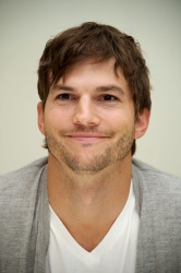 Ashton Kutcher - jOBS press conference portraits by Vera Anderson (Los Angeles, July 24, 2013) - 6xHQ Ltpx4yGD