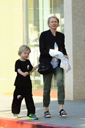 Naomi Watts - Taking her son to Karate class in LA - February 25, 2015 (20xHQ) M7NQWwP9