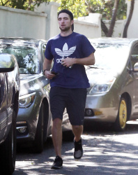 Robert Pattinson - Robert Pattinson - is spotted leaving a friend's house in Los Angeles, California on March 20, 2015 - 15xHQ MFeGvSwW
