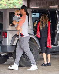 Josh Duhamel and Fergie - out and about with their son in Bentwood - December 7, 2014 - 21xHQ MHakpe1O