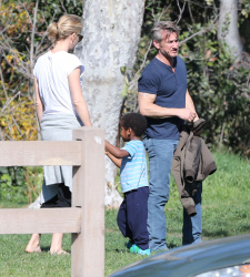 Sean Penn and Charlize Theron - enjoy a day the park in Studio City, California with Charlize's son Jackson on February 8, 2015 (28xHQ) MTG3PRYO