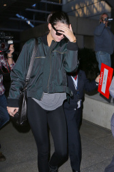 Kendall Jenner - Arriving at LAX airport, 2 января 2015 (55xHQ) Mco28SDs