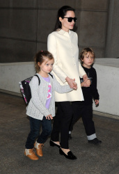 Angelina Jolie - LAX Airport - February 11, 2015 (185xHQ) MjP5DRL7