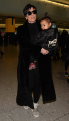 Kris Jenner - at Heathrow airport in London - March 2, 2015 (14xHQ) NsxA5t3k