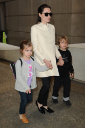 Angelina Jolie - LAX Airport - February 11, 2015 (185xHQ) OtGLFw15
