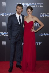 Theo James - Shailene Woodley, Theo James - на премьере фильма 'Divergent' at Callao Cinema, Мадрид, 3 апреля 2014 (302xHQ) Ov8S1fX5