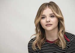 Chloe Moretz - "Carrie" press conference portraits by Armando Gallo (Hollywood, October 6, 2013) - 28xHQ Ox2Mecrd
