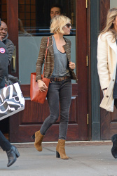 Sienna Miller - is seen leaving her hotel and heading to a business meeting in New York City, 12 января 2015 (21xHQ) PTPBsVXK