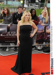 Theo James - Shailene Woodley, Kate Winslet, Theo James - на премьере фильма 'Divergent' at Odeon Leicester Square, Лондон, 30 марта 2014 (918xHQ) QrhIS7j5
