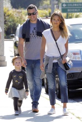 Jessica Alba - Jessica and her family spent a day in Coldwater Park in Los Angeles (2015.02.08.) (196xHQ) R85y2UMV
