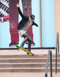 Justin Bieber - Justin Bieber - Skating in New York City (2014.12.28) - 41xHQ RL5EsSMY