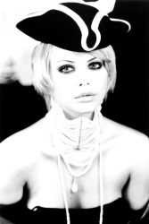 Charlize Theron - Ellen von Unwerth Photoshoot 1999 - 8xHQ SziTfb8x