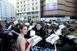 Shailene Woodley, Theo James - на премьере фильма 'Divergent' at Callao Cinema, Мадрид, 3 апреля 2014 (302xHQ) TCS9VHyo
