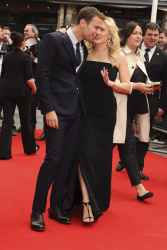 Theo James - Shailene Woodley, Kate Winslet, Theo James - на премьере фильма 'Divergent' at Odeon Leicester Square, Лондон, 30 марта 2014 (918xHQ) Tj7uqigw