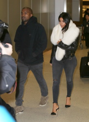 Kim Kardashian и Kanye West - Arriving at JFK airport in New York, 7 января 2015 (63xHQ) TwM1vWZS