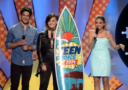 Demi Lovato and Cher Lloyd - Performing Really Don't Care at the Teen Choice Awards. August 10, 2014 - 45xHQ Tz1ILgn8