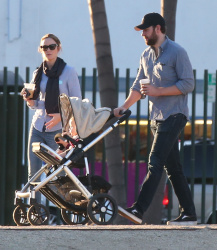 Emily Blunt - and husband John Krasinski take their daughter Hazel out for lunch and a stroll in Los Angeles, California with her baby girl Hazel on January 24, 2015 - 22xHQ U8Lp2SUE